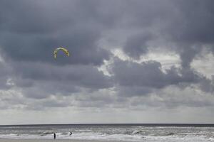 paisaje de nubes, pueblo petten a el norte mar, el Países Bajos, foto