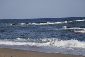 áspero mar con muchos olas foto