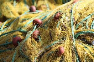 redes de pesca en un barco de pesca foto