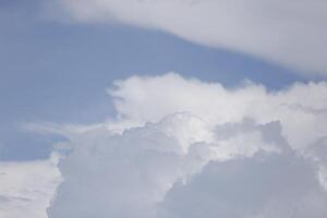 blanco gris nubes en el cielo foto