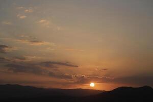 puesta de sol detrás el montañas, España foto