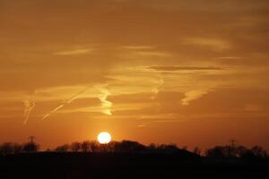 vistoso puesta de sol en el Países Bajos foto