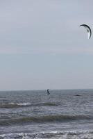 playa en el invierno, surf de vela, en el Países Bajos foto