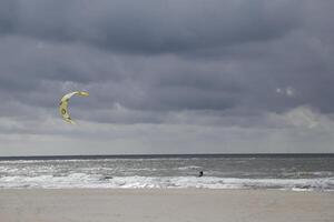 áspero mar, pueblo petten a el norte mar, el Países Bajos, foto