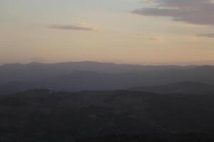 puesta de sol detrás el montañas, España foto