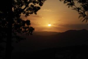 puesta de sol detrás el montañas, España foto