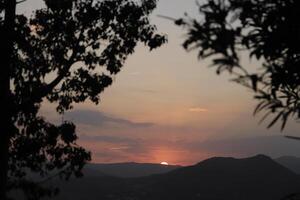 puesta de sol detrás el montañas, España foto