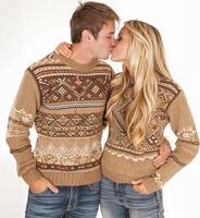 joven Pareja besos en tradicional invierno suéteres foto