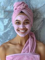 joven mujer disfrutando un spa día con un facial máscara foto