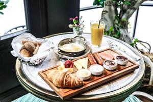 mesa con plato de comida y vaso de naranja jugo foto