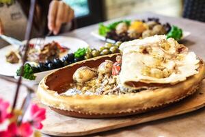 de madera mesa con clasificado platos de comida foto