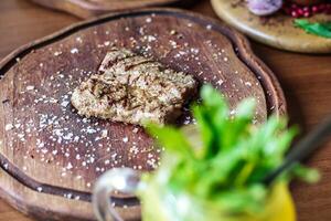 de madera plato con un rebanada de pastel foto