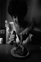 un niña con un corto Corte de pelo en un restaurante, negro y blanco foto en Clásico estilo