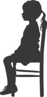 silueta pequeño niña sentado en el silla negro color solamente vector