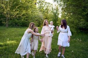 familia retrato de dos mujer y su Tres niños foto