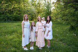 familia retrato de dos mujer y su Tres niños foto