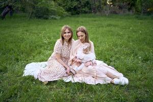 madres con su minúsculo bebé en un picnic foto