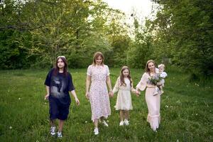 chicas' picnic, todos en pastel vestidos excepto para un Adolescente niña en negro, quien estaba a la fuerza arrastrado a el picnic foto