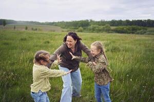 madre rompe arriba el niños quien son luchando en el lluvia en el campo foto