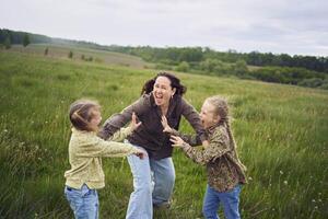 madre rompe arriba el niños quien son luchando en el lluvia en el campo foto