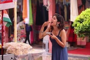 niña comiendo pani puri indio calle comida foto