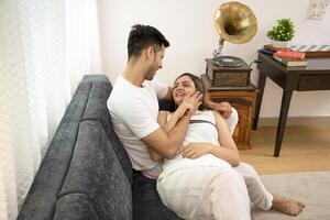 joven indio esposa sonriente y mirando a su marido foto