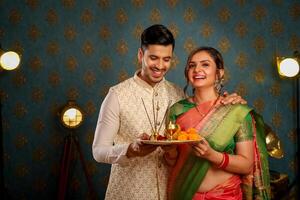 imagen de joven linda Pareja en tradicional indio atuendo celebrando karwa chauth festival foto