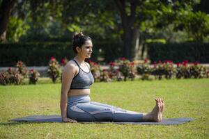 después haciendo entonces mucho ejercicio, el yoga tutor se sienta abajo y descansando su cuerpo. foto