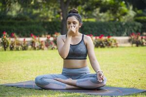 el más apto mujer haciendo respiración ejercicios a parque foto