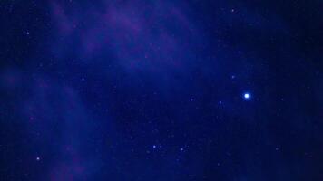 Timelapse av starry natt himmel med massor av lysande stjärnor med moln video
