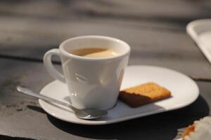 Bebiendo un taza de café foto