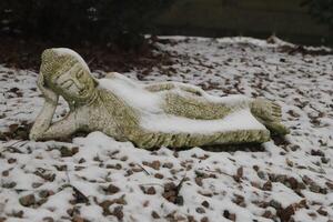 nieve en el jardín, Buda con nieve foto