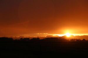 vistoso puesta de sol en el Países Bajos foto