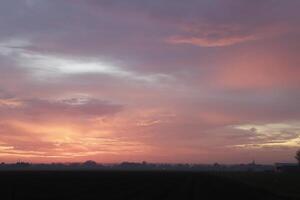 nublado amanecer en el Países Bajos foto