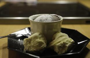 chocolate fondant con hielo crema foto