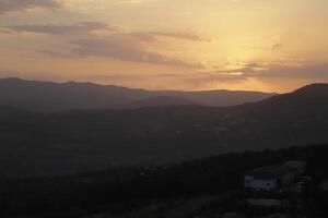 puesta de sol detrás el montañas, España foto