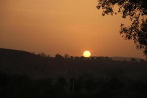 puesta de sol en el norte de benin foto