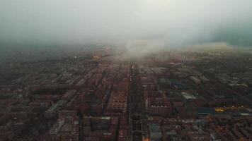 mystisk gryning över en tät urban stad under lågt hängande moln video