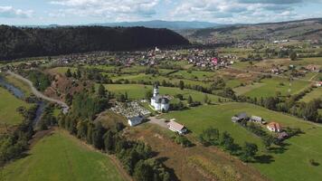 bergachtig majesteit. een klein stad- van bovenstaand video