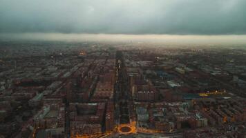mystiek ochtend- mist over- stadsgezicht creëert etherisch horizon visie video