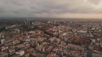 espansivo aereo Visualizza di un' vivace città sotto un' nuvoloso cielo a crepuscolo video