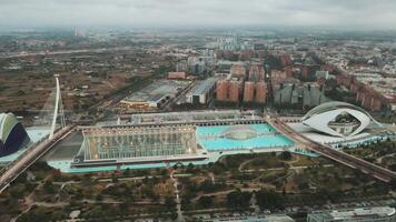 Mañana aéreo ver de vibrante Valencia paisaje urbano con arquitectónico puntos de referencia video