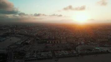 incantevole tramonto al di sopra di vivace costiero paesaggio urbano, catturato a crepuscolo video