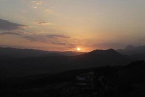 puesta de sol detrás el montañas, España foto