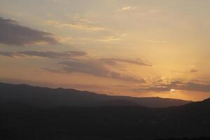 puesta de sol detrás el montañas, España foto