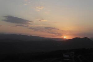 puesta de sol detrás el montañas, España foto