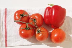 red bell pepper en tomato photo