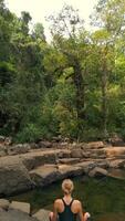 kaukasisch Frau Praktiken Methoden Ausübungen Meditation im tropisch Regenwald, Thailand. video