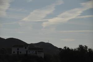 nube rayas en el cielo encima el montañas foto