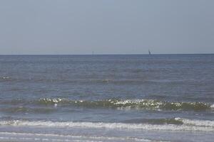 velero en el norte mar, visto desde el apuntalar foto